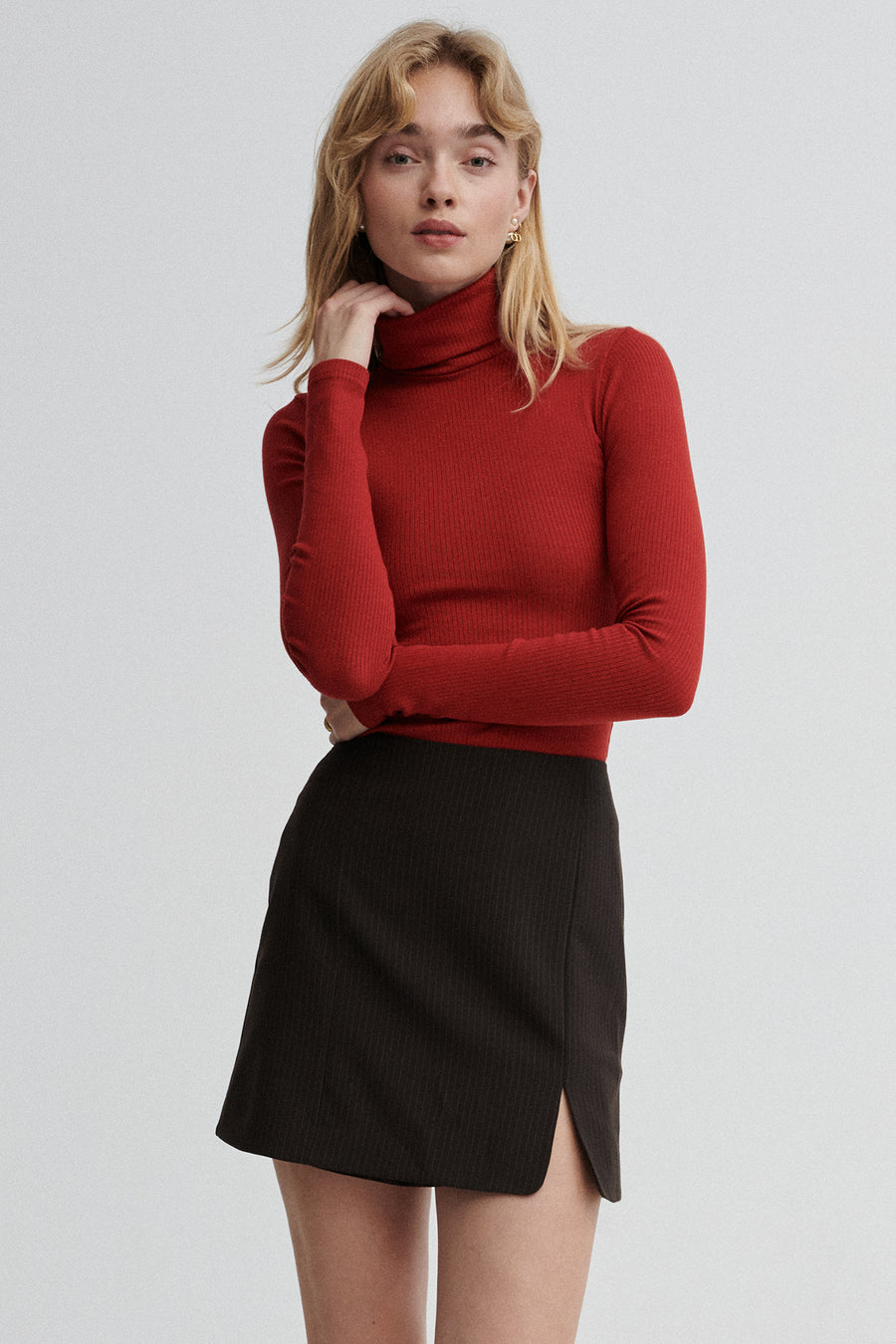 Spódnica z wełny dziewiczej / 07 / 02 / calm brown *golf-z-bawelny-organicznej-15-02-maroon-red* ?Modelka ma 179 cm wzrostu i ma na sobie rozmiar S?