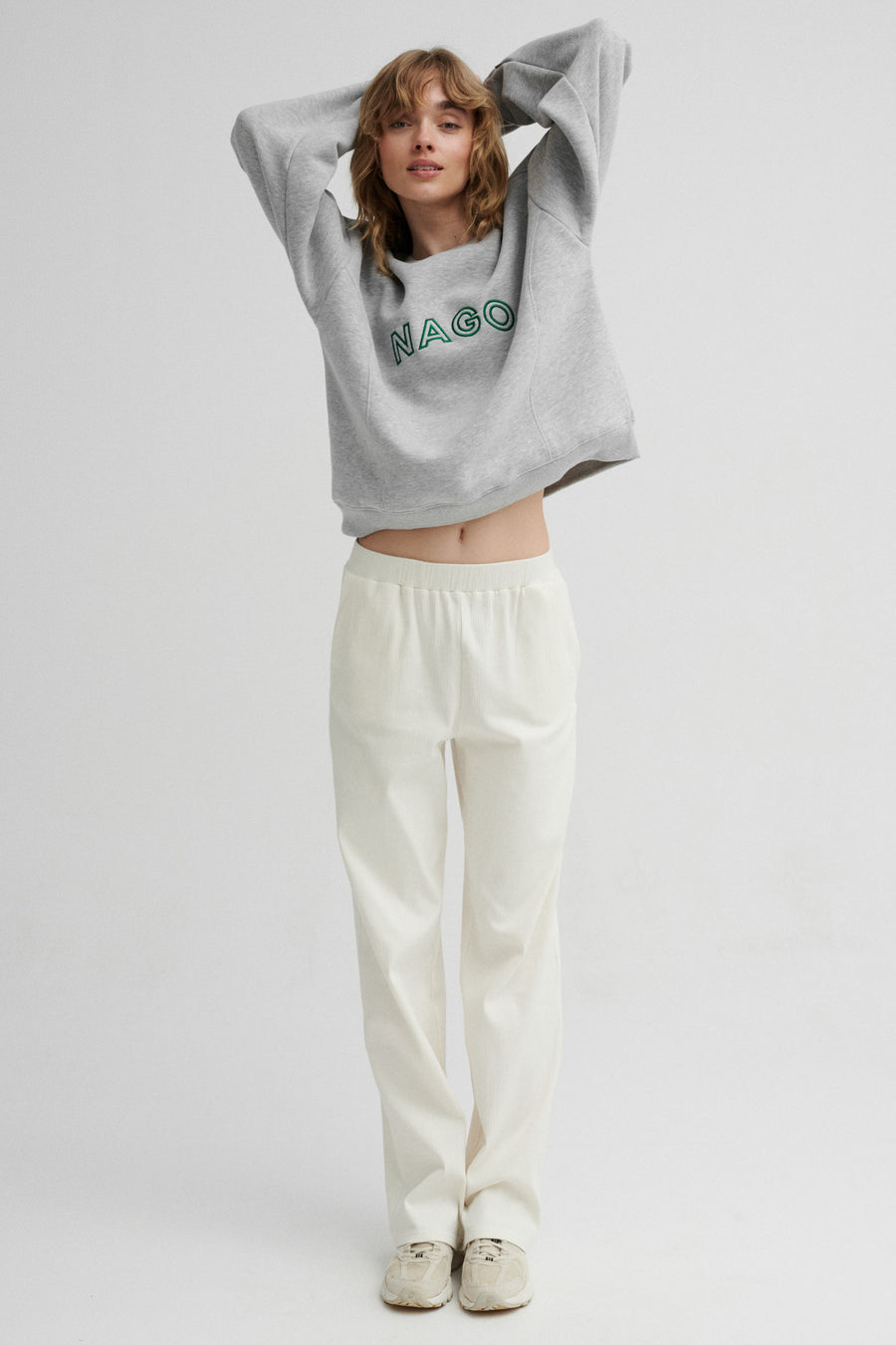 Spodnie z bawełny organicznej / 04 / 14 / cream white PRE-ORDER*bluza-z-bawelny-organicznej-17-19-mist-grey* ?Modelka ma 179cm wzrostu i prezentuje rozmiar XS?