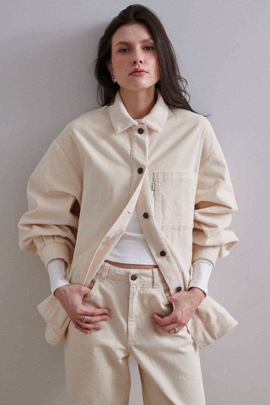 Kurtka z bawełnianego sztruksu / 18 / 13 / cream white *longsleeve-z-bawelny-organicznej-14-23-cream-white* ?Modelka ma 176 cm wzrostu i prezentuje rozmiar L?