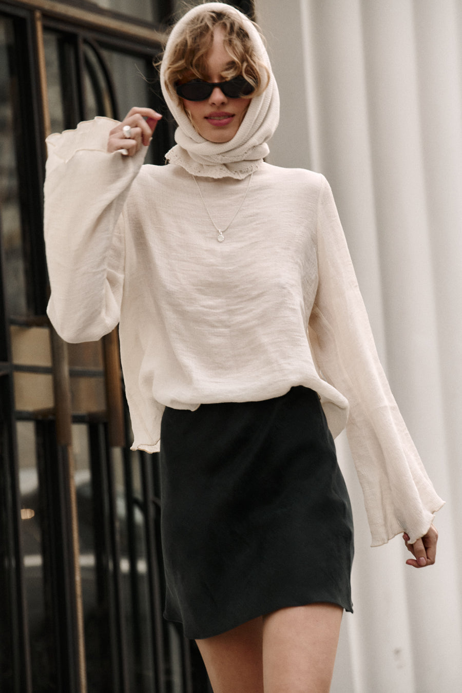 Spódnica z wiskozy i lyocellu / 07 / 16 / onyx black *chusta-z-bawelny-organicznej-21-18-cream-white,bluzka-z-fakturowanej-wiskozy-12-21-cream-white*?Modelka ma 179cm wzrostu i prezentuje rozmiar XS?