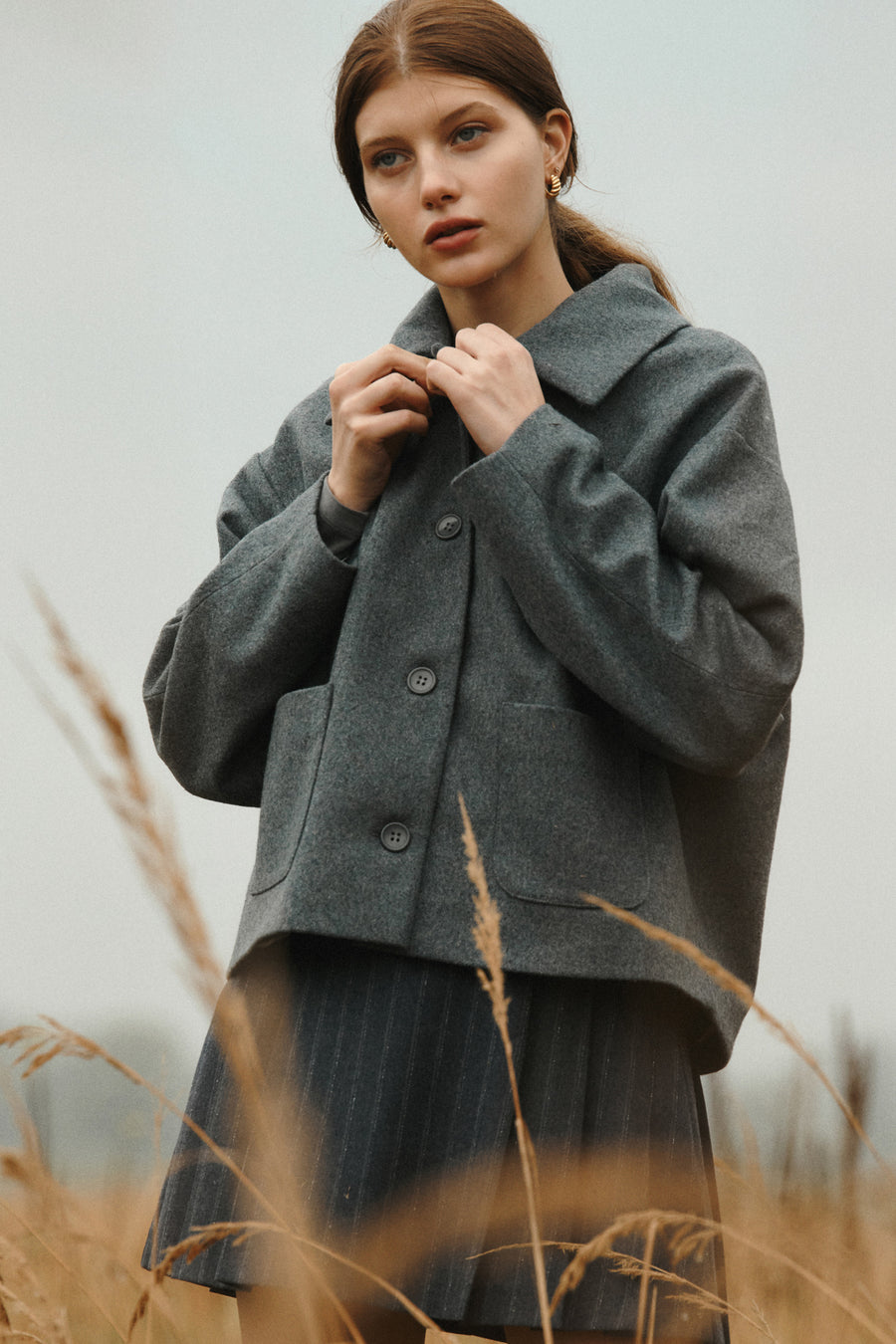 Kurtka z wełną / 18 / 12 / stone grey *spodnica-z-welny-dziewiczej-07-21-blue-graphite* ?Modelka ma 178 cm wzrostu i prezentuje rozmiar M/L?