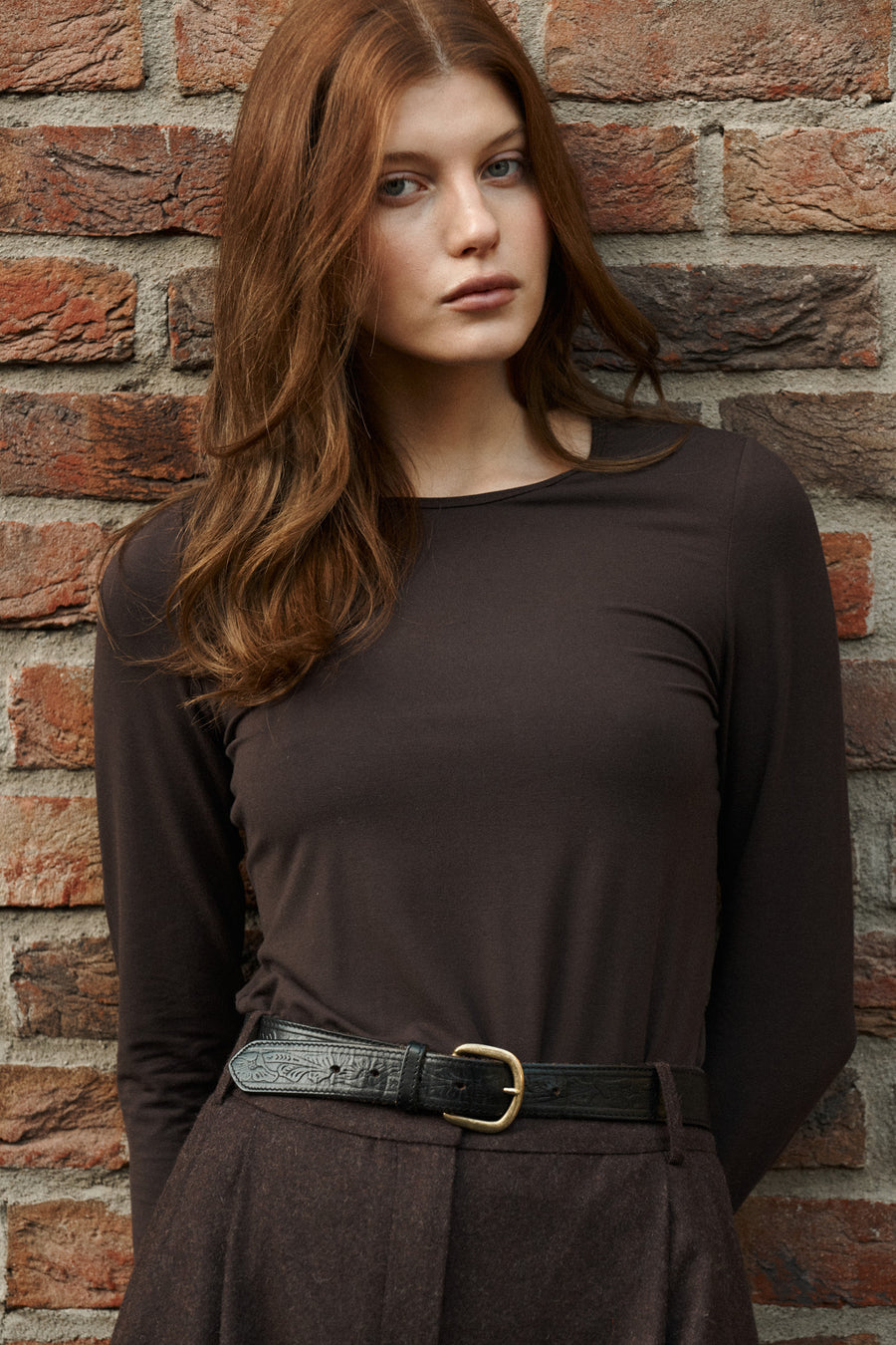 Longsleeve z wiskozy / 14 / 08 / ebony wood *spodnie-z-welny-05-23-deep-brown* ?Modelka ma 178 cm wzrostu i prezentuje rozmiar XS?