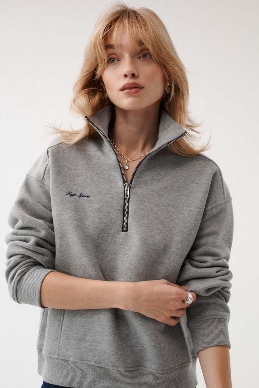 Bluza z bawełny / 17 / 24 / foggy stone ?Modelka ma 179 cm wzrostu i prezentuje rozmiar XS/S?