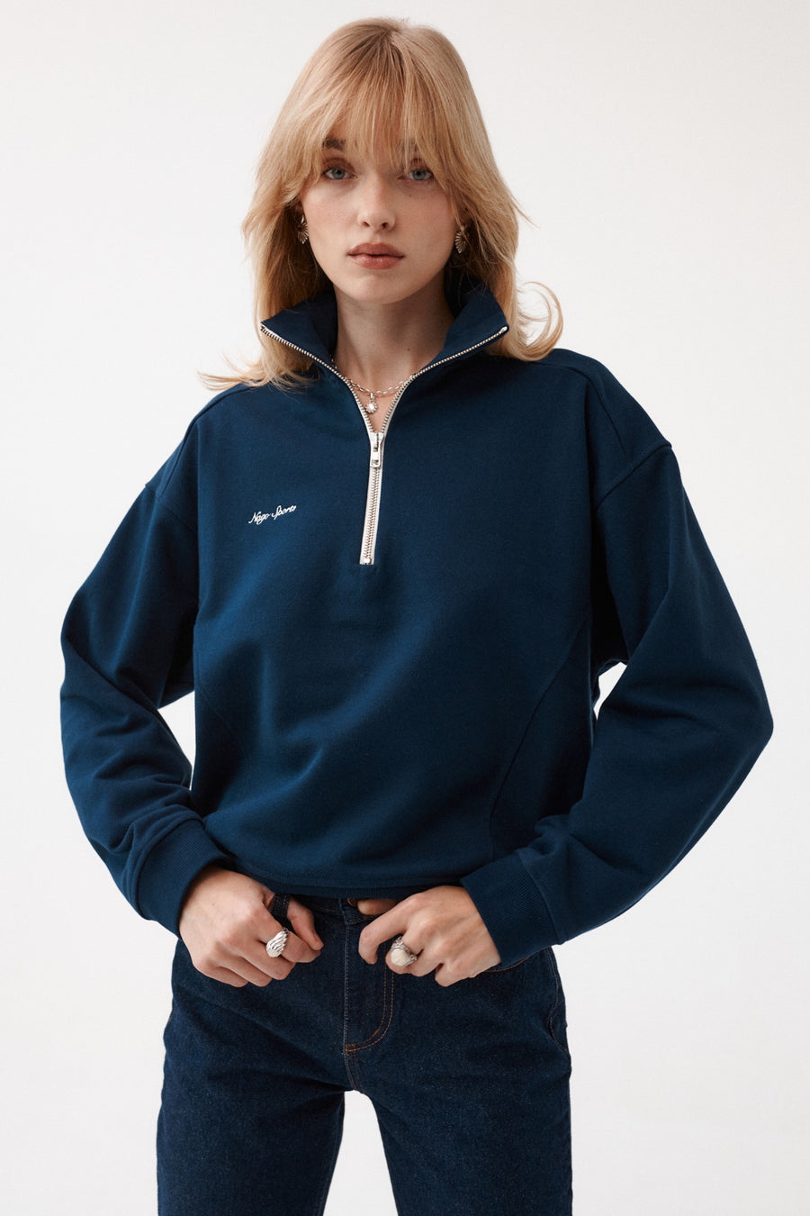 Bluza z bawełny / 17 / 24 / silent blue *spodnie-jeansowe-z-bawelny-z-recyklingu-05-22-dark-indigo*?Modelka ma 179 cm wzrostu i prezentuje rozmiar XS/S?