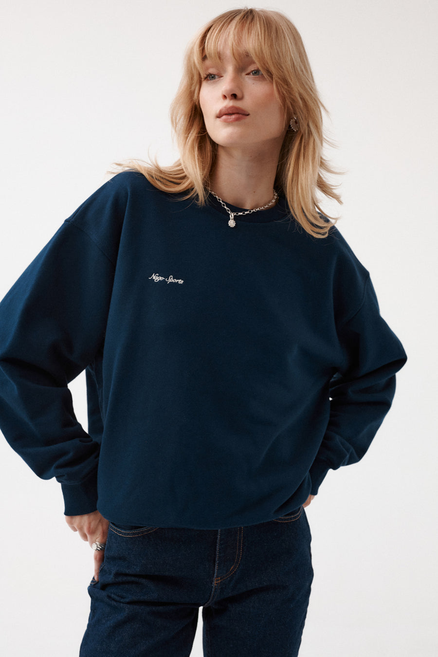 Bluza z bawełny / 17 / 16 / silent blue *spodnie-jeansowe-z-bawelny-z-recyklingu-05-22-dark-indigo*?Modelka ma 179 cm wzrostu i prezentuje rozmiar XS/S?