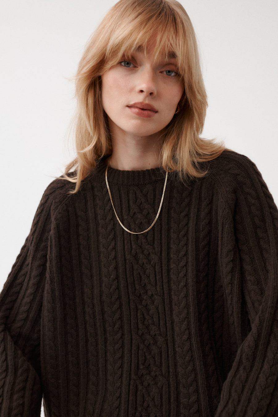 Sweter z wełny / 16 / 19 / dark wood ?Modelka ma 179 cm wzrostu i prezentuje rozmiar M/L?