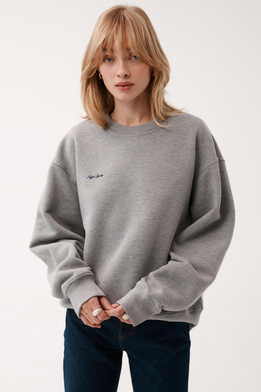 Bluza z bawełny / 17 / 16 / foggy stone *spodnie-jeansowe-z-bawelny-z-recyklingu-05-22-dark-indigo*?Modelka ma 179 cm wzrostu i prezentuje rozmiar XS/S?