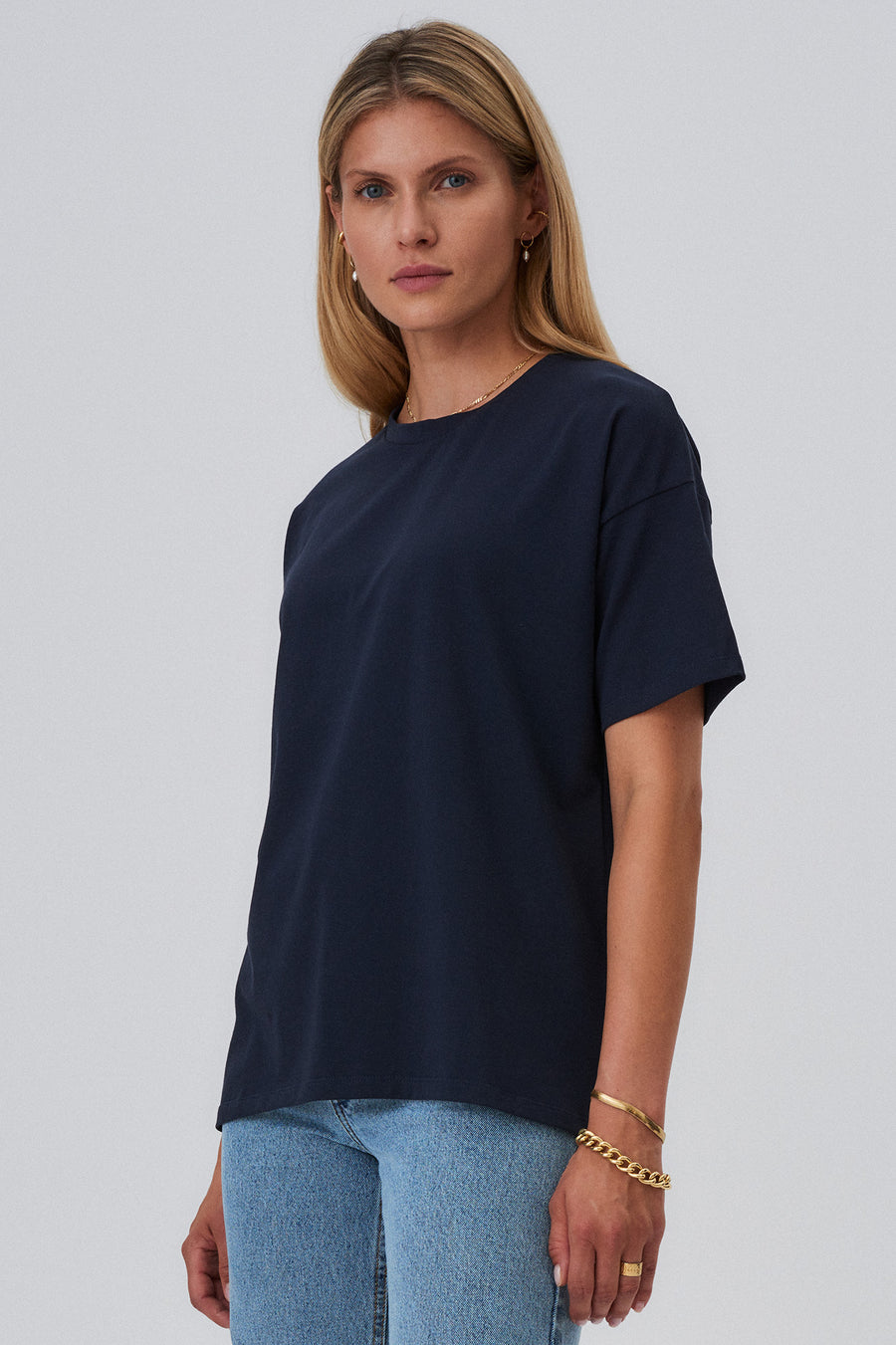 T-shirt z bawełny organicznej / 13 / 02 / night blue *spodnie-jeansowe-z-bawelna-z-recyklingu-05-12-light-indigo* ?Modelka ma 177cm wzrostu i nosi rozmiar XS? |