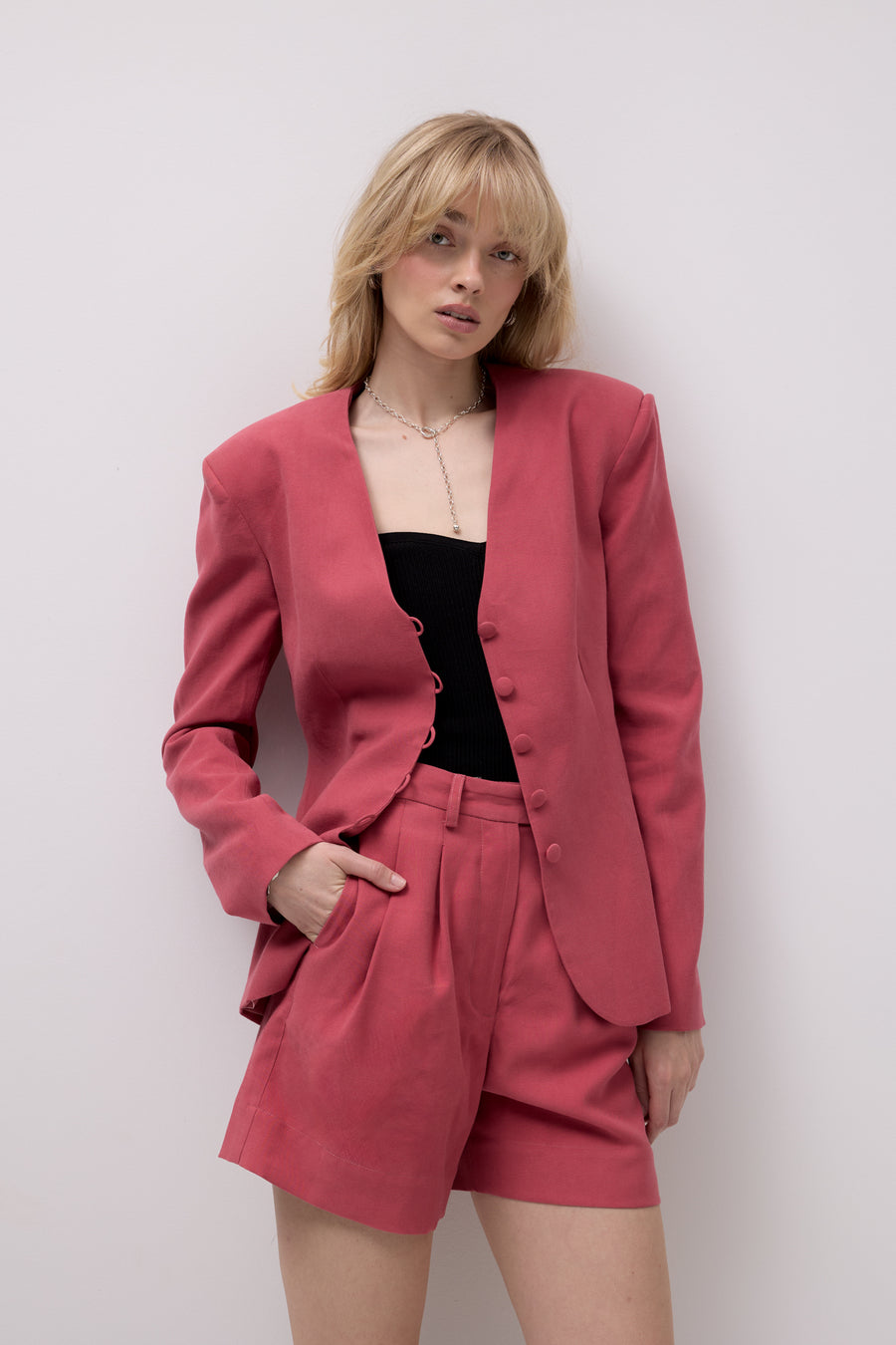?Modelka ma 179 cm wzrostu i prezentuje rozmiar S? *Szorty-z-wiskozy-09-12-blush-red*