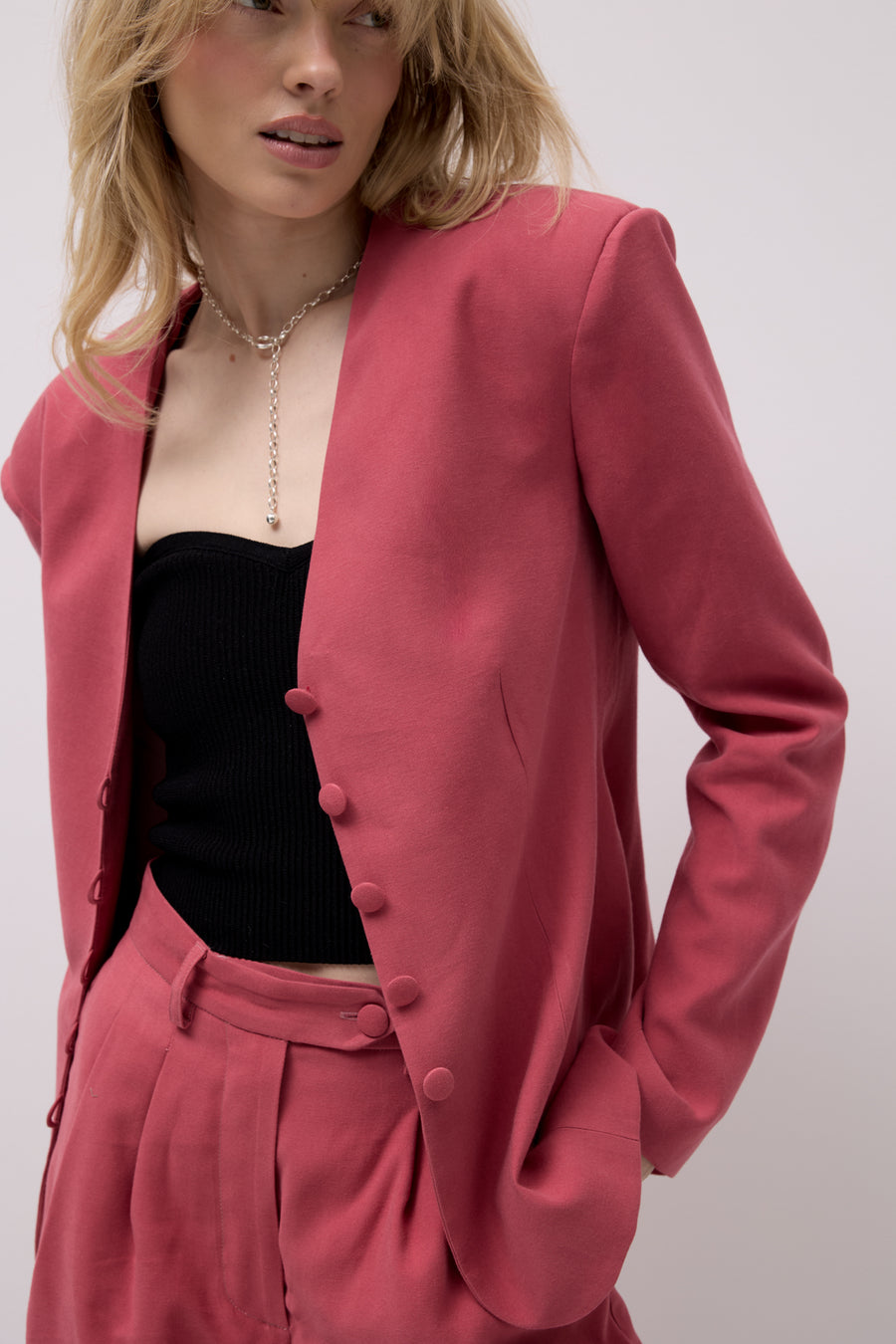 ?Modelka ma 179 cm i prezentuje rozmiar XS? *Marynarka-z-wiskozy-18-21-blush-red*