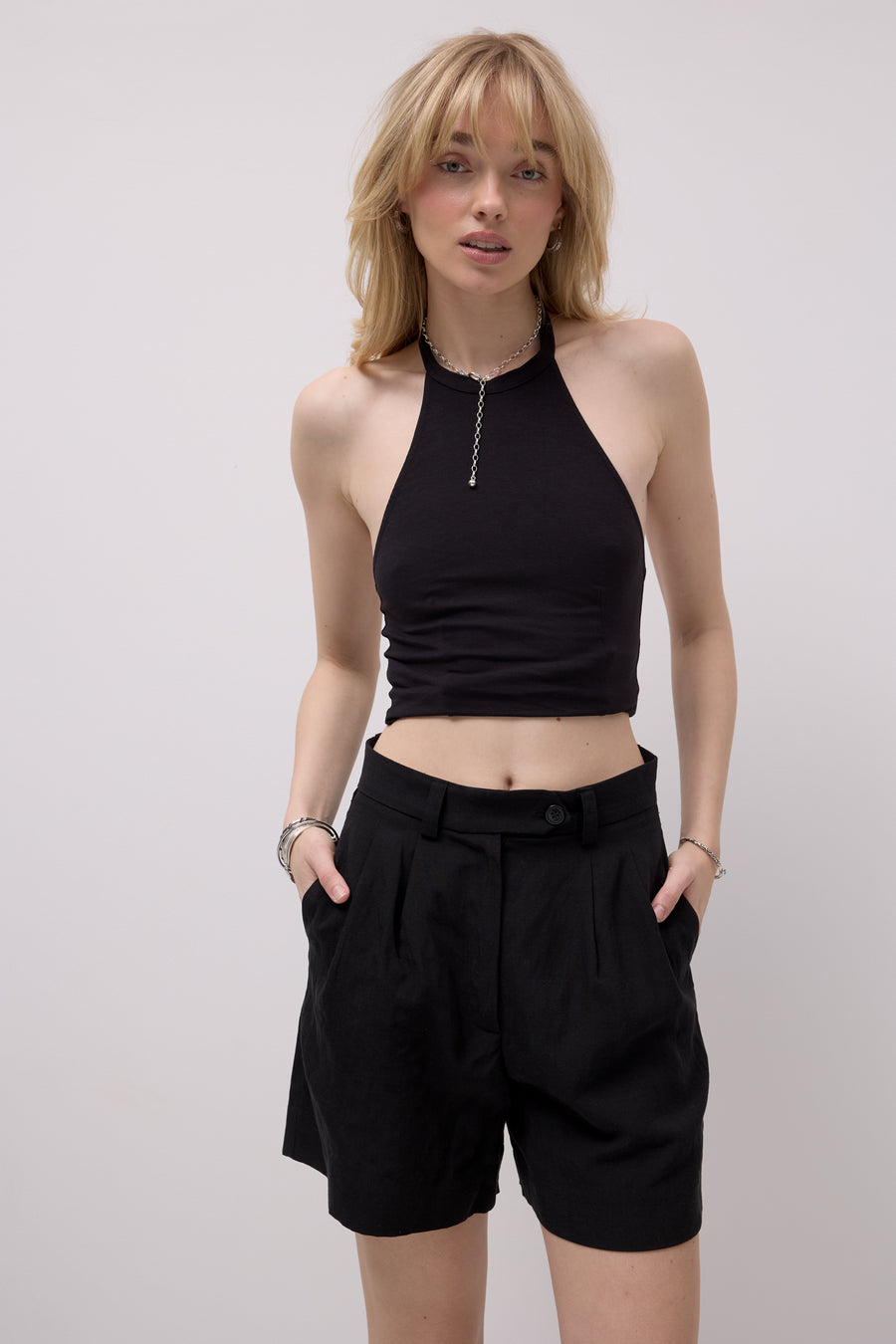 ?Modelka ma 179 cm wzrostu i prezentuje rozmiar XS/S?