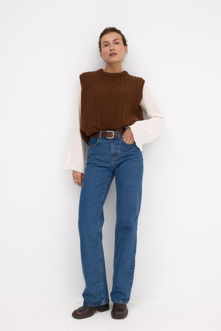 ?Modelka ma 176 cm wzrostu i prezentuje rozmiar M/L? *spodnie-jeansowe-z-bawelny-z-recyklingu-05-18-medium-indigo*