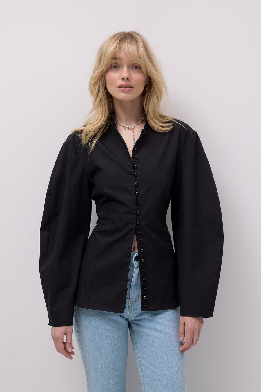 ?Modelka ma 179 cm wzrostu i prezentuje rozmiar XS? *spodnie-jeansowe-z-bawelny-z-recyklingu-05-18-light-indigo*