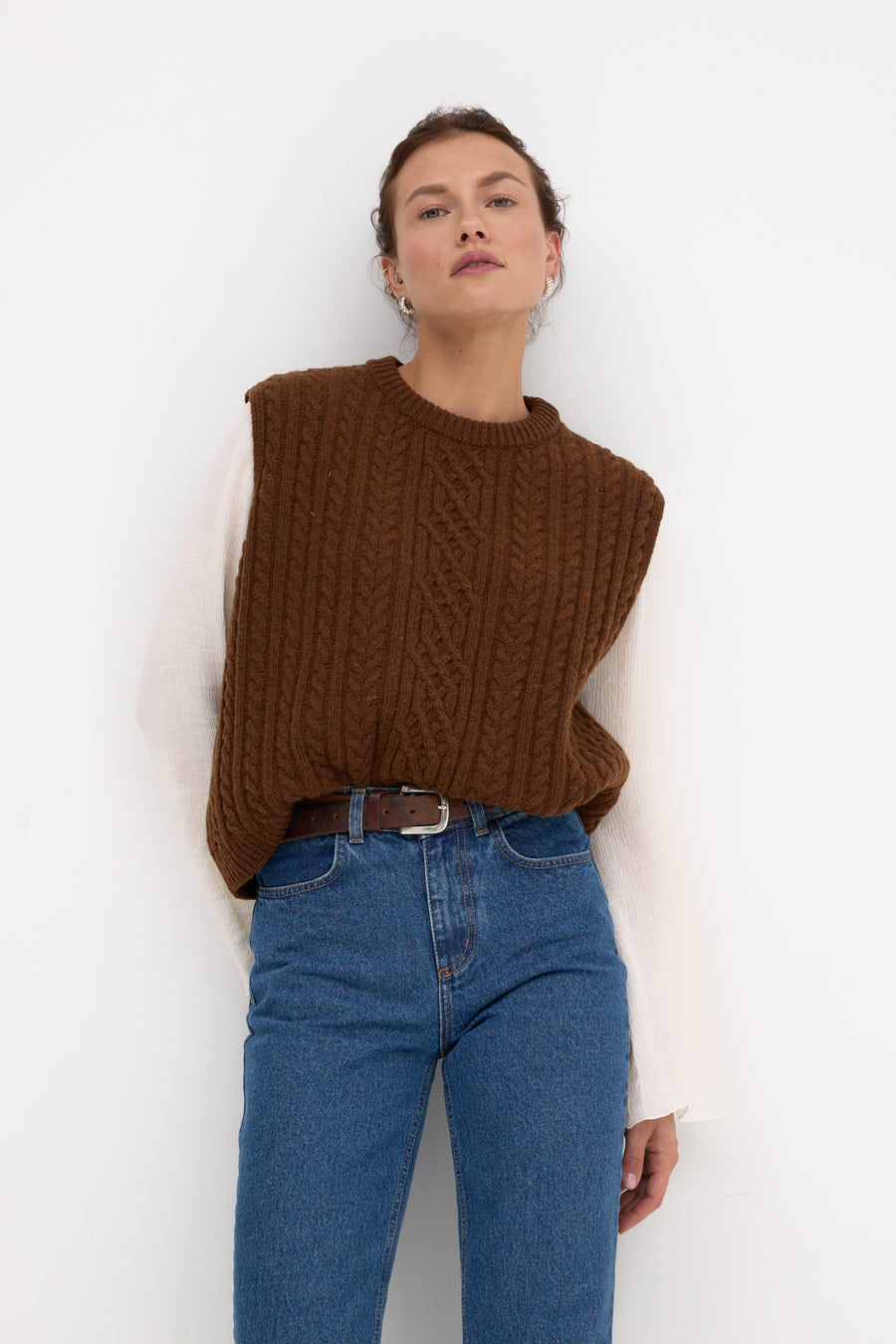 ?Modelka ma 176 cm wzrostu i prezentuje rozmiar M/L? *spodnie-jeansowe-z-bawelny-z-recyklingu-05-18-medium-indigo*