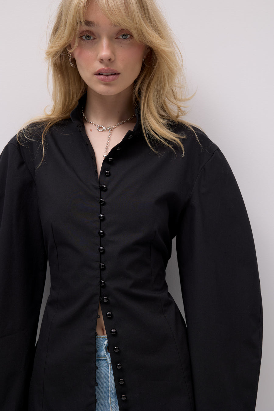 ?Modelka ma 179 cm wzrostu i prezentuje rozmiar XS? *spodnie-jeansowe-z-bawelny-z-recyklingu-05-18-light-indigo*