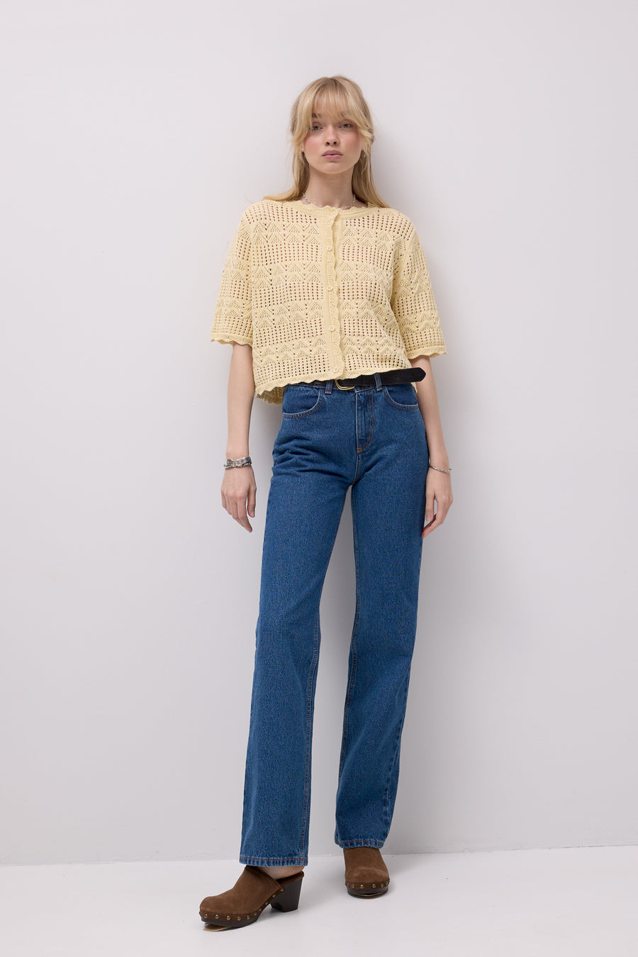 ?Modelka ma 179 cm wzrostu i prezentuje rozmiar XS? *spodnie-jeansowe-z-bawelny-z-recyklingu-05-18-medium-indigo*