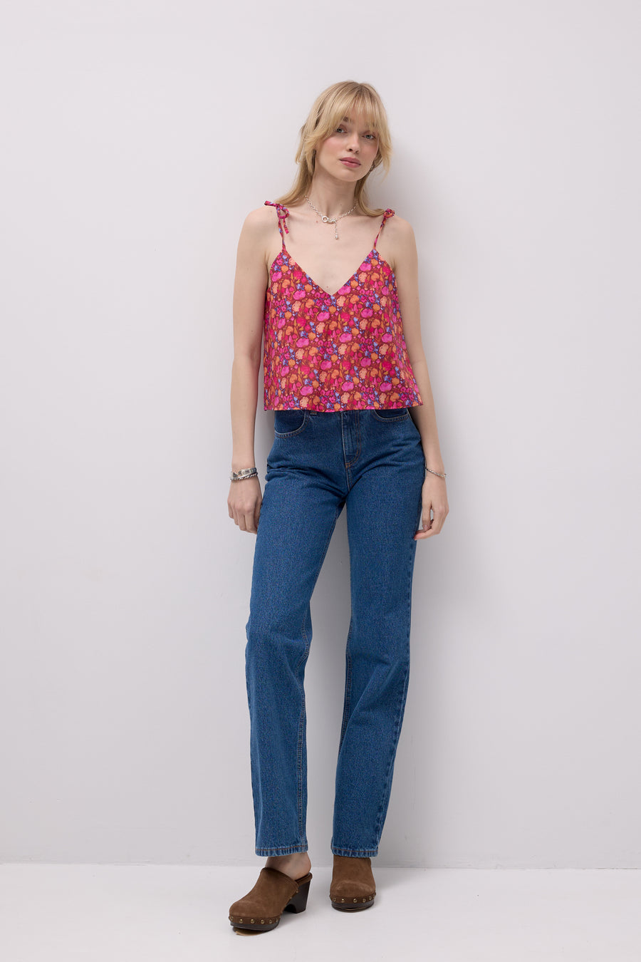 ?Modelka ma 179 cm wzrostu i prezentuje rozmiar XS? *spodnie-jeansowe-z-bawelny-z-recyklingu-05-18-medium-indigo*