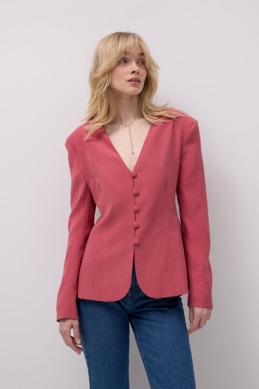 ?Modelka ma 179 cm wzrostu i prezentuje rozmiar S? *spodnie-jeansowe-z-bawelny-z-recyklingu-05-18-medium-indigo*