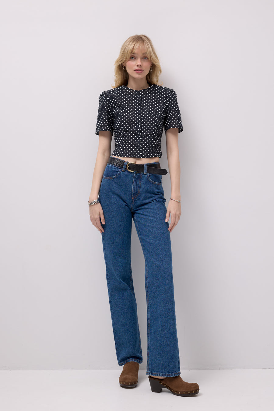 Spodnie jeansowe z bawełny z recyklingu / 05 / 18 / medium indigo *koszula-z-bawelny-12-34-polka-dot* ?Modelka ma 179cm wzrostu i prezentuje rozmiar XS?