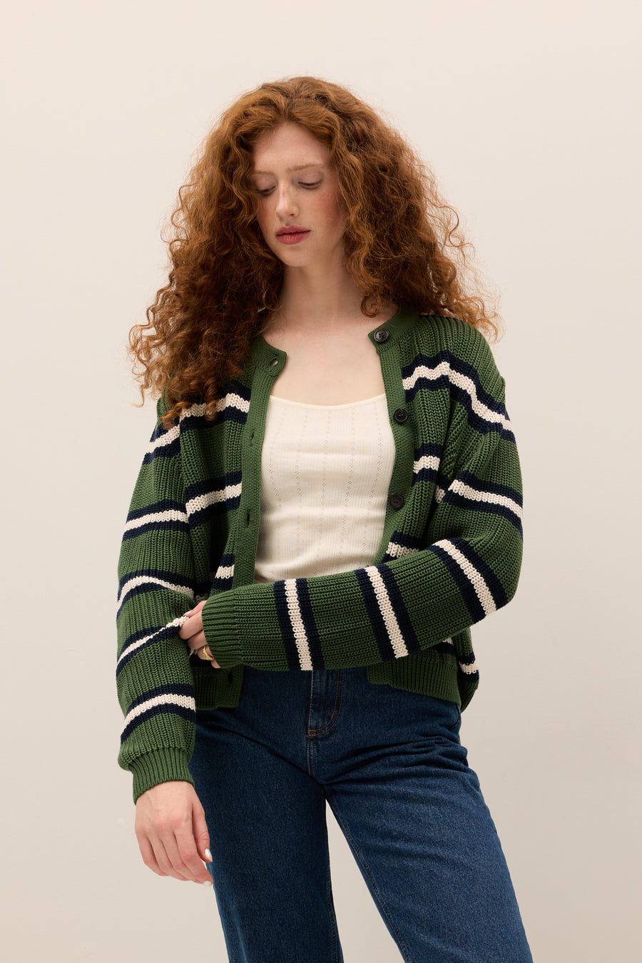 
?Modelka ma 178 cm wzrostu i prezentuje rozmiar M/L? *spodnie-jeansowe-z-bawelny-z-recyklingu-05-18-medium-indigo*
