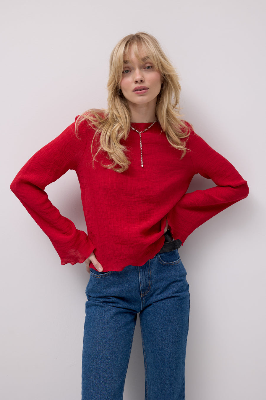 ?Modelka ma 179 cm wzrostu i prezentuje rozmiar XS? *spodnie-jeansowe-z-bawelny-z-recyklingu-05-18-medium-indigo*