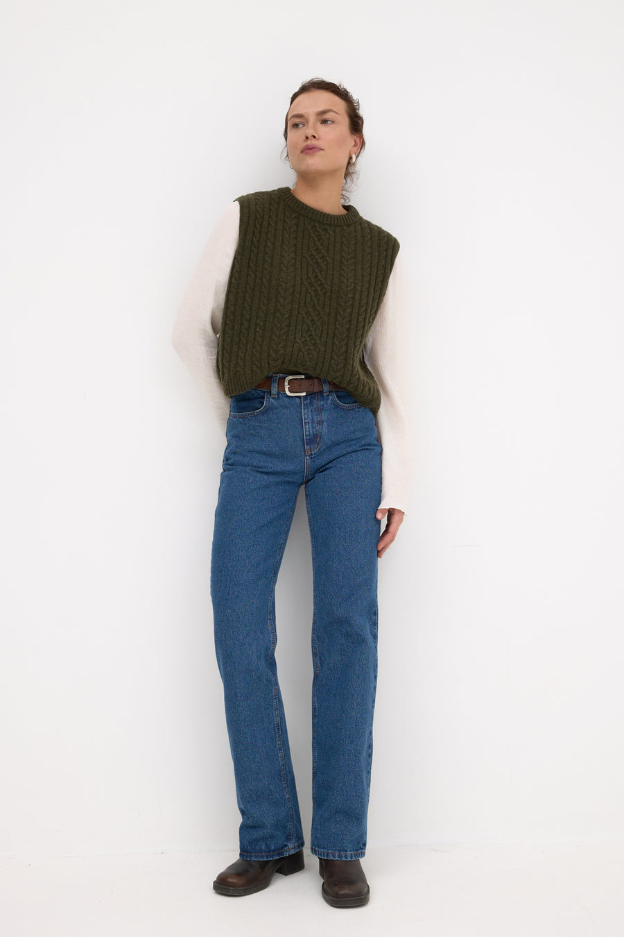 ?Modelka ma 176 cm wzrostu i prezentuje rozmiar XS/S? *spodnie-jeansowe-z-bawelny-z-recyklingu-05-18-medium-indigo*