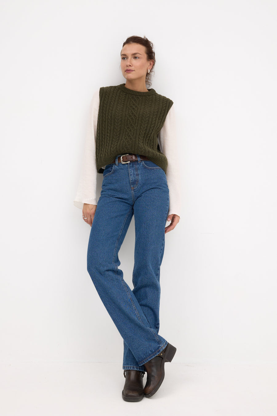 ?Modelka ma 176 cm wzrostu i prezentuje rozmiar XS/S? *spodnie-jeansowe-z-bawelny-z-recyklingu-05-18-medium-indigo*