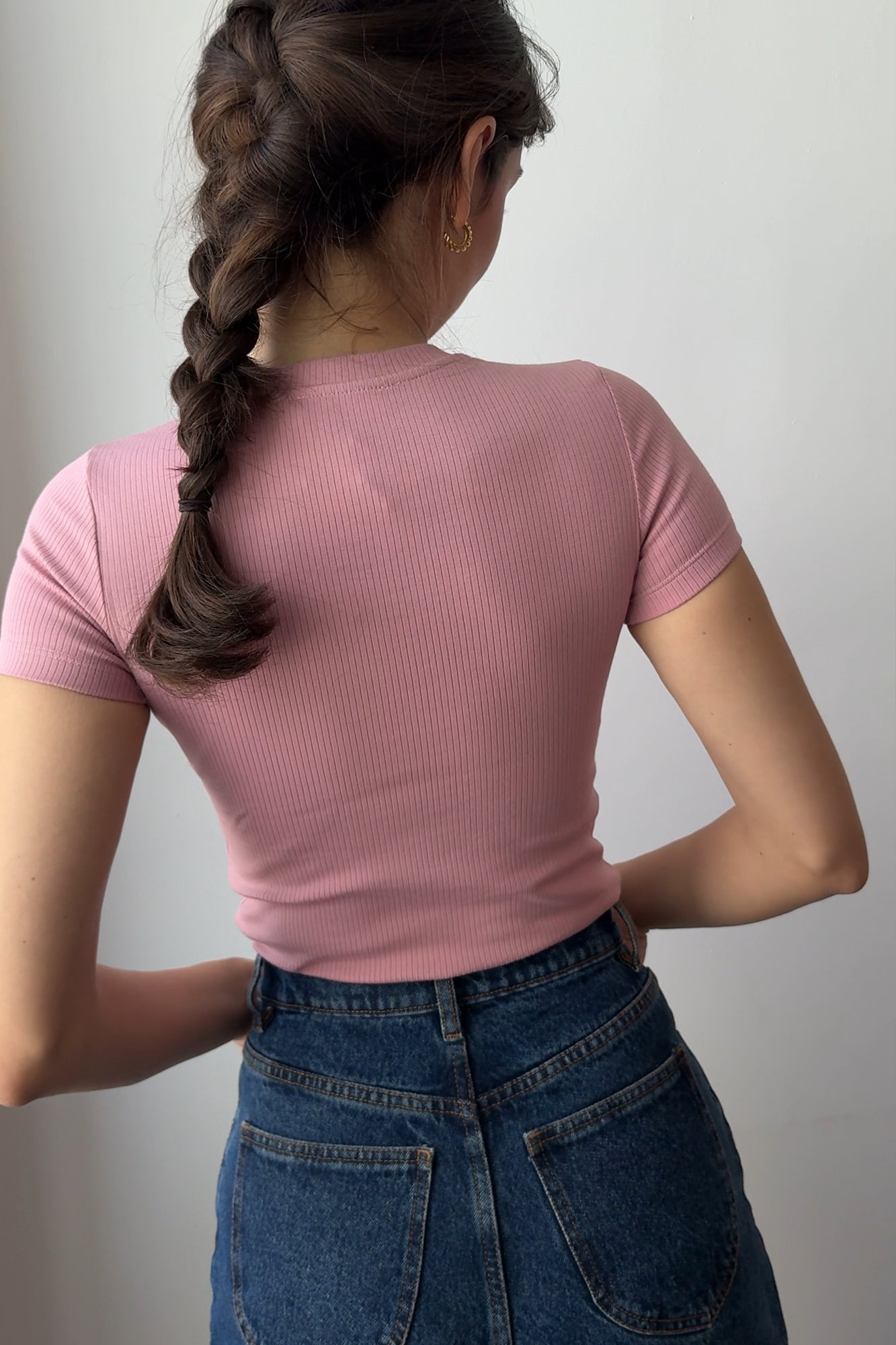 T-shirt z bawełny organicznej / 13 / 04 / raspberry shake ?Modelka ma 178 cm wzrostu i prezentuje rozmiar XS?