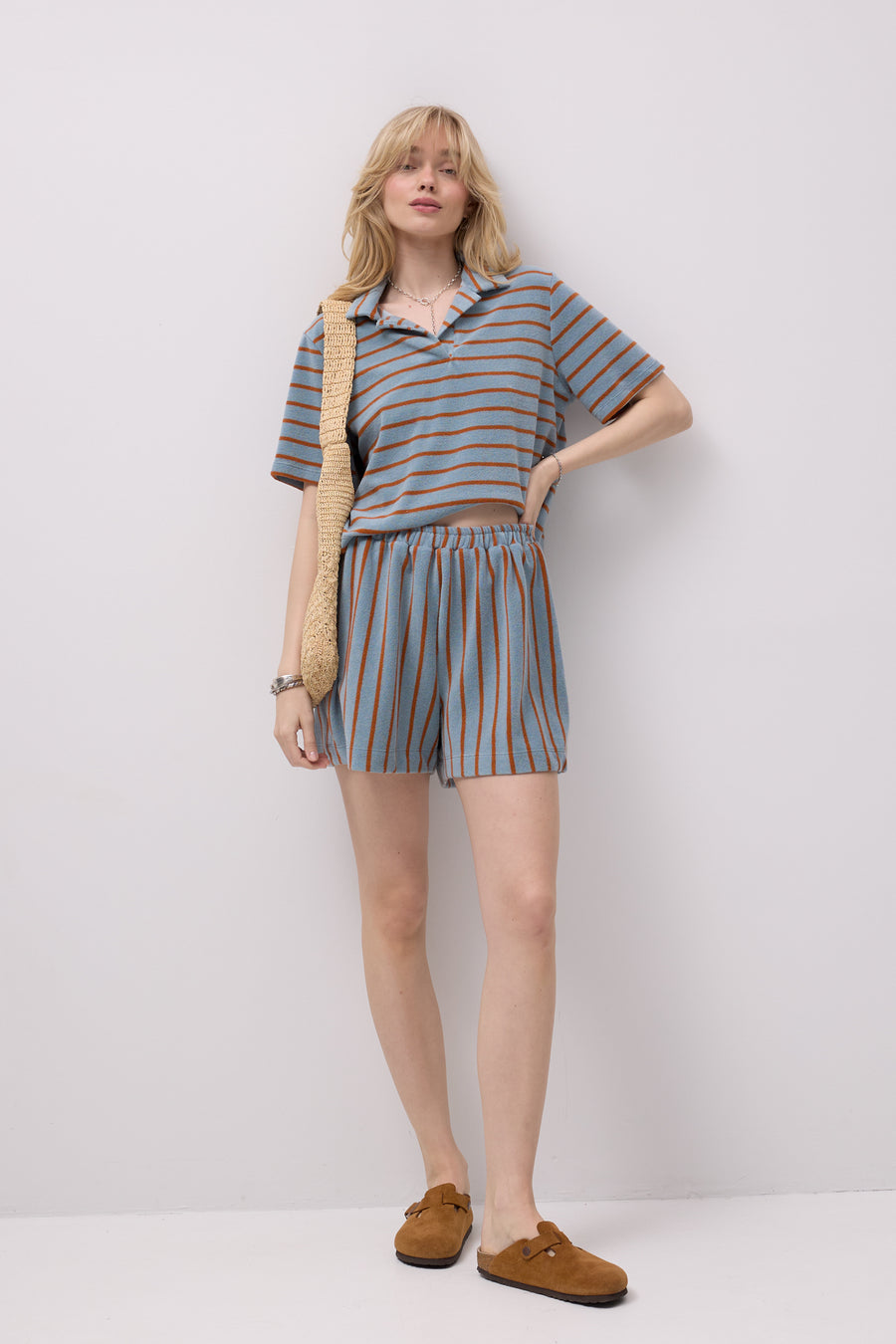 ?Modelka ma 179 cm wzrostu i prezentuje rozmiar XS/S? *t-shirt-z-bawelny-frotte-13-33-marine-stripes*