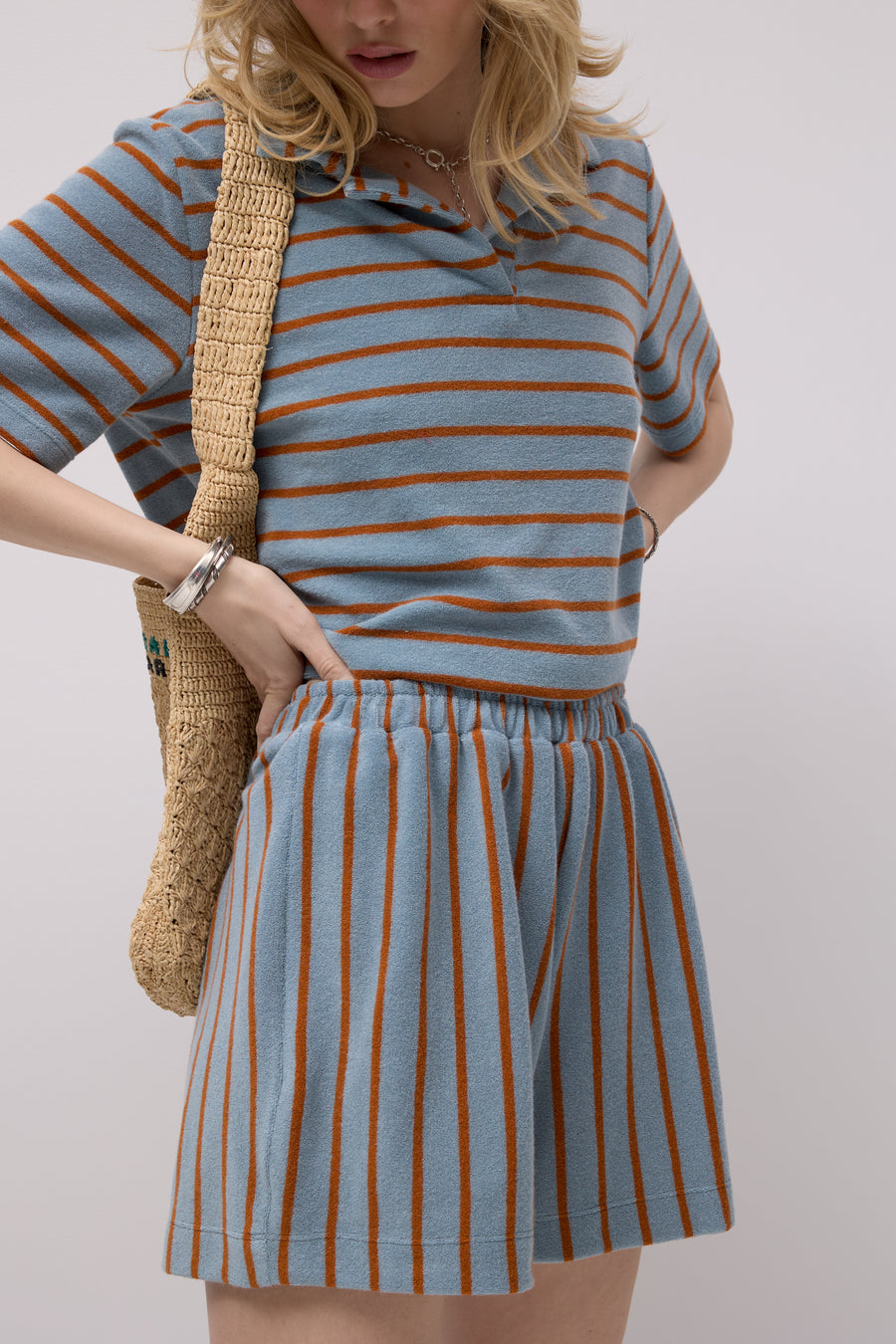?Modelka ma 179 cm wzrostu i prezentuje rozmiar XS/S? *t-shirt-z-bawelny-frotte-13-33-marine-stripes*