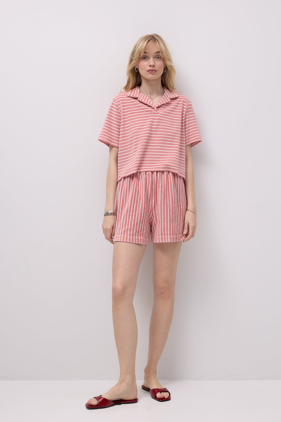 *t-shirt-z-bawelny-frotte-13-33-coral-stripes* ?Modelka ma 179 cm wzrostu i prezentuje rozmiar XS/S? 