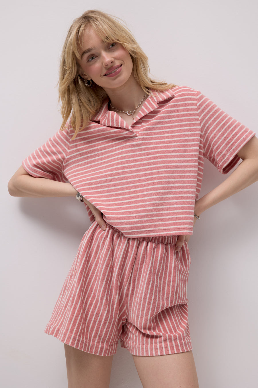 *t-shirt-z-bawelny-frotte-13-33-coral-stripes* ?Modelka ma 179 cm wzrostu i prezentuje rozmiar XS/S? 