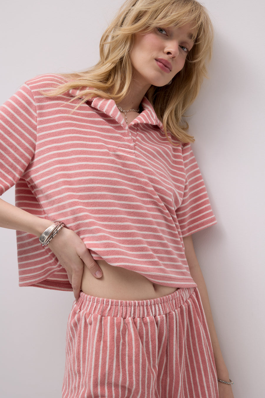 ?Modelka ma 179 cm wzrostu i prezentuje rozmiar XS/S? *szorty-z-bawelny-09-08-coral-stripes*