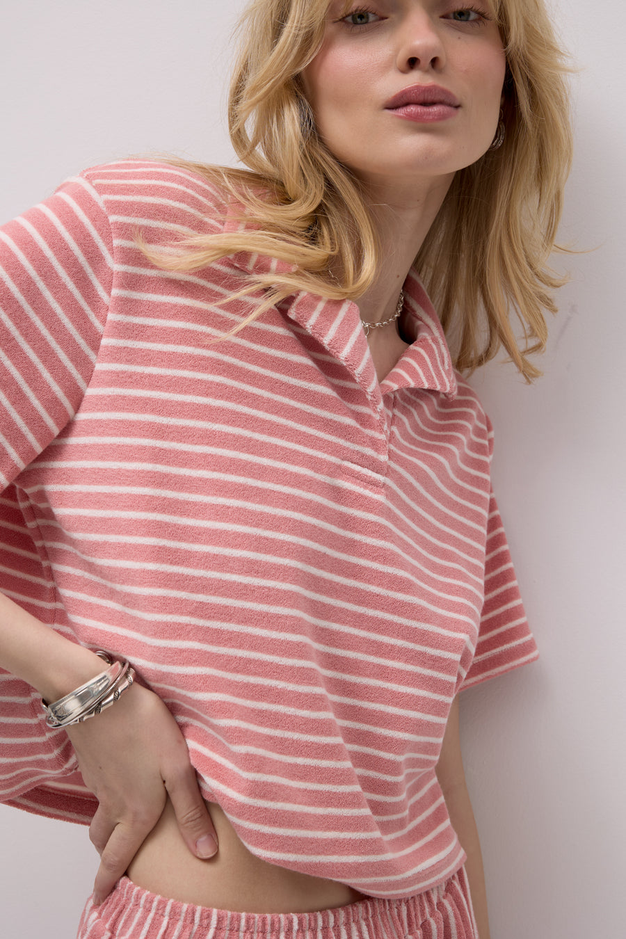 ?Modelka ma 179 cm wzrostu i prezentuje rozmiar XS/S? *szorty-z-bawelny-09-08-coral-stripes*
