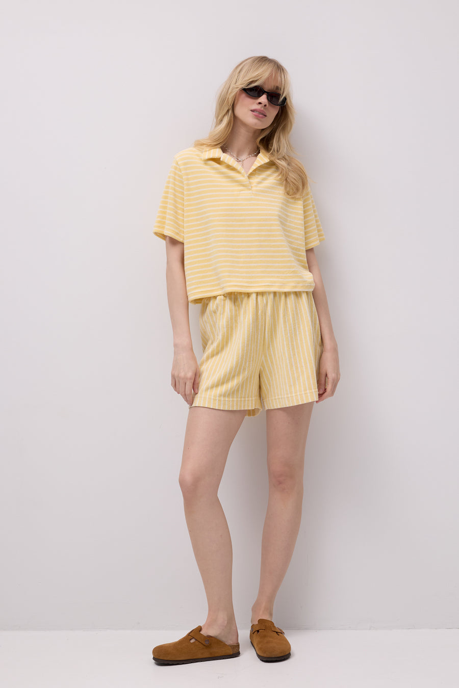 ?Modelka ma 179 cm wzrostu i prezentuje rozmiar XS/S? *t-shirt-13-33-lemon-stripes*