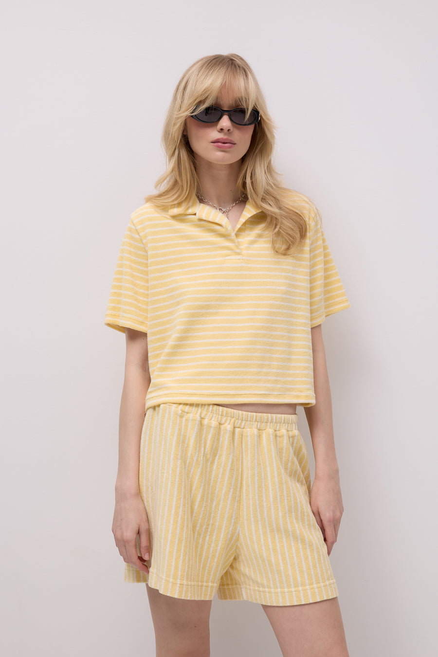 ?Modelka ma 179 cm wzrostu i prezentuje rozmiar XS/S? *t-shirt-13-33-lemon-stripes*