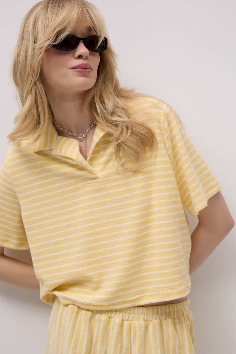 ?Modelka ma 179 cm wzrostu i prezentuje rozmiar XS/S? *szorty-z-bawelny-09-08-lemon-stripes*