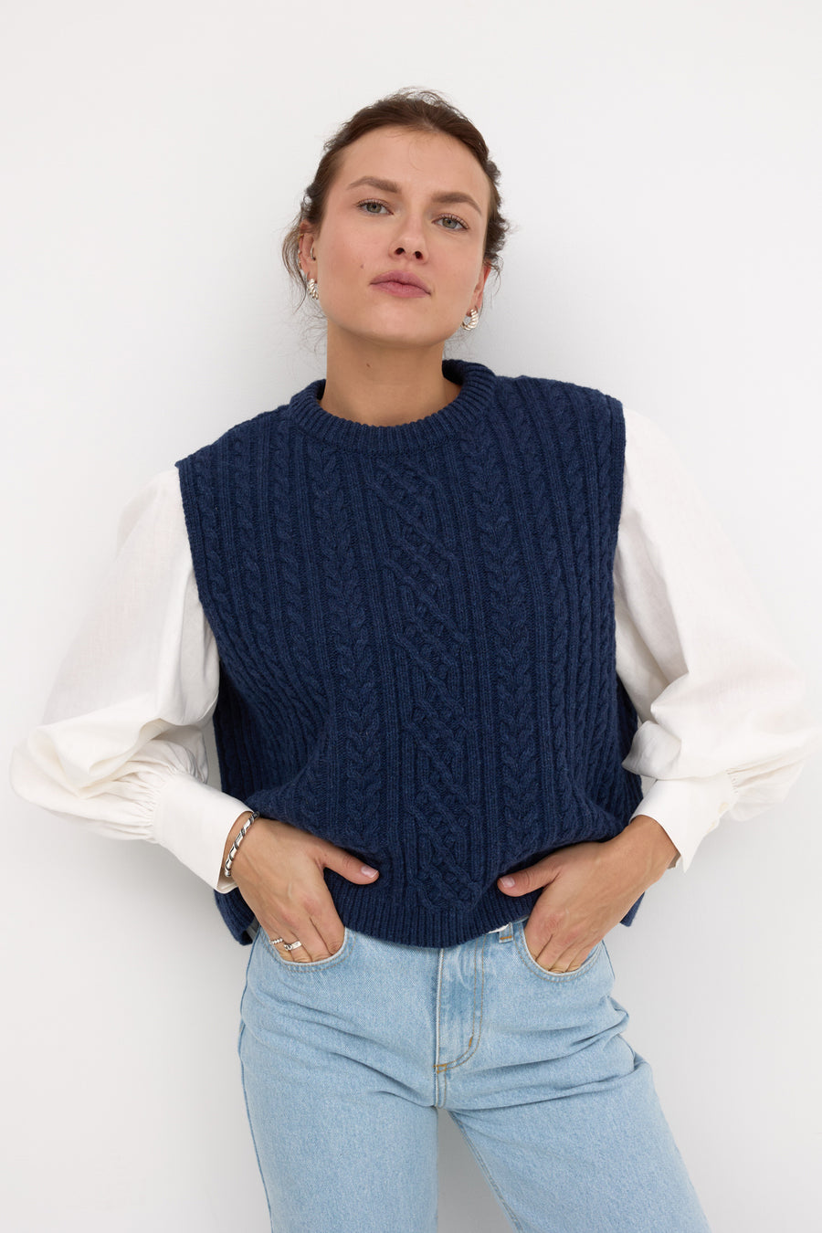 ?Modelka ma 176 cm wzrostu i prezentuje rozmiar M/L? *spodnie-jeansowe-z-bawelny-z-recyklingu-05-18-light-indigo*
