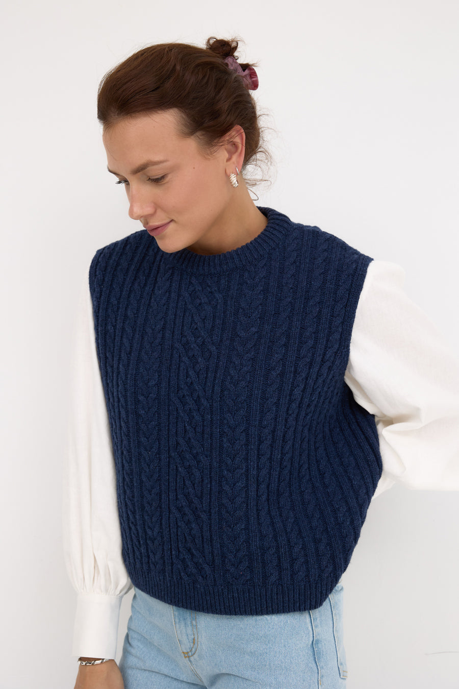 ?Modelka ma 176 cm wzrostu i prezentuje rozmiar M/L? *spodnie-jeansowe-z-bawelny-z-recyklingu-05-18-light-indigo*