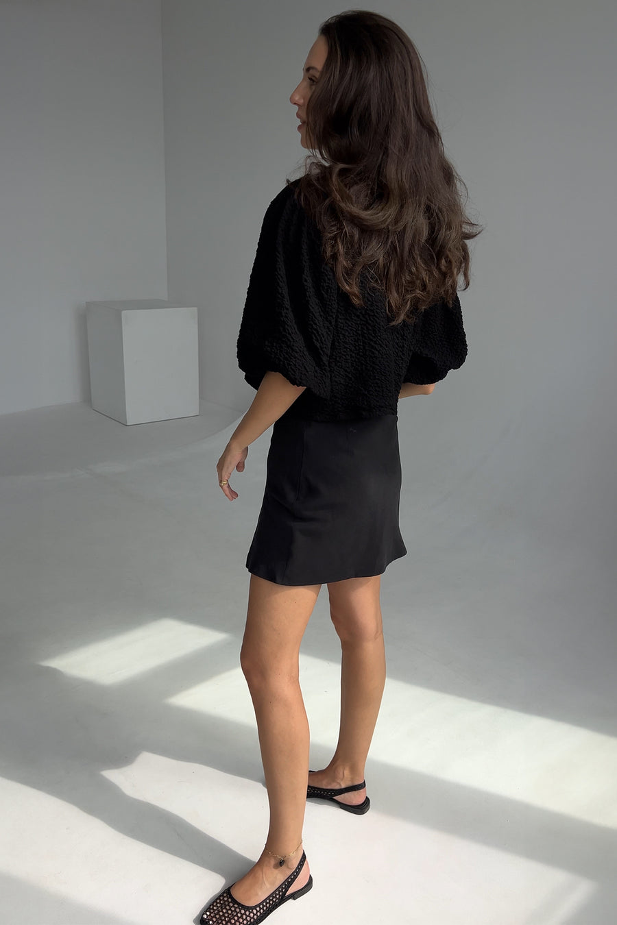 Spódnica z Tencelu™ / 07 / 09 / onyx black *koszula-z-fakturowanej-wiskozy-12-15-onyx-black* ?Modelka ma 178 cm wzrostu i prezentuje rozmiar XS?
