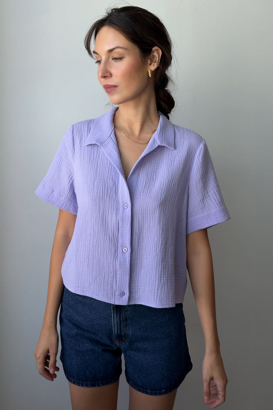 Koszula z muśliniu / 12 / 01 / vibrant lilac ?Modelka ma 178 cm wzrostu i prezentuje rozmiar XS/S?