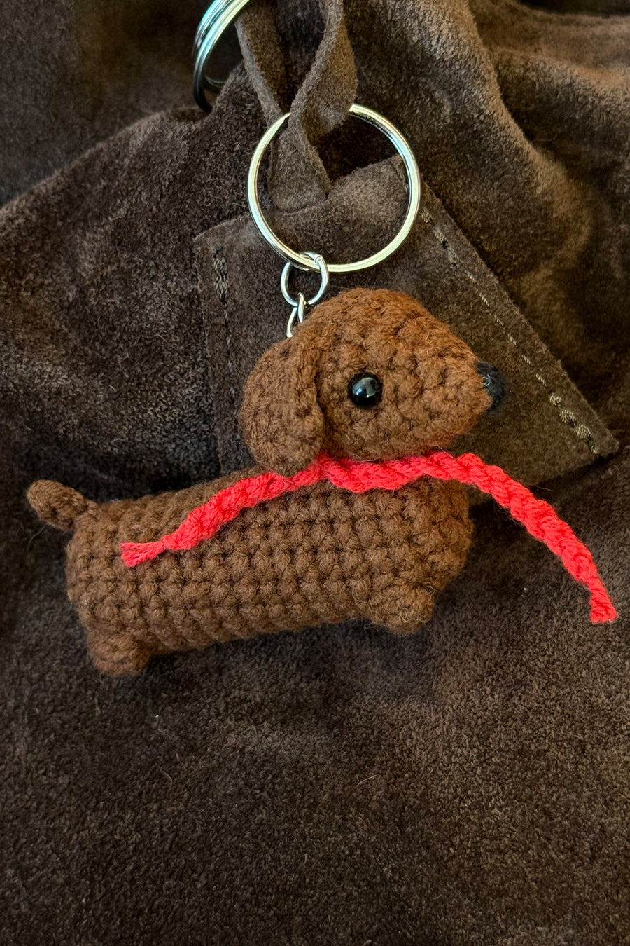 Brelok z jamnikiem / cozy brown