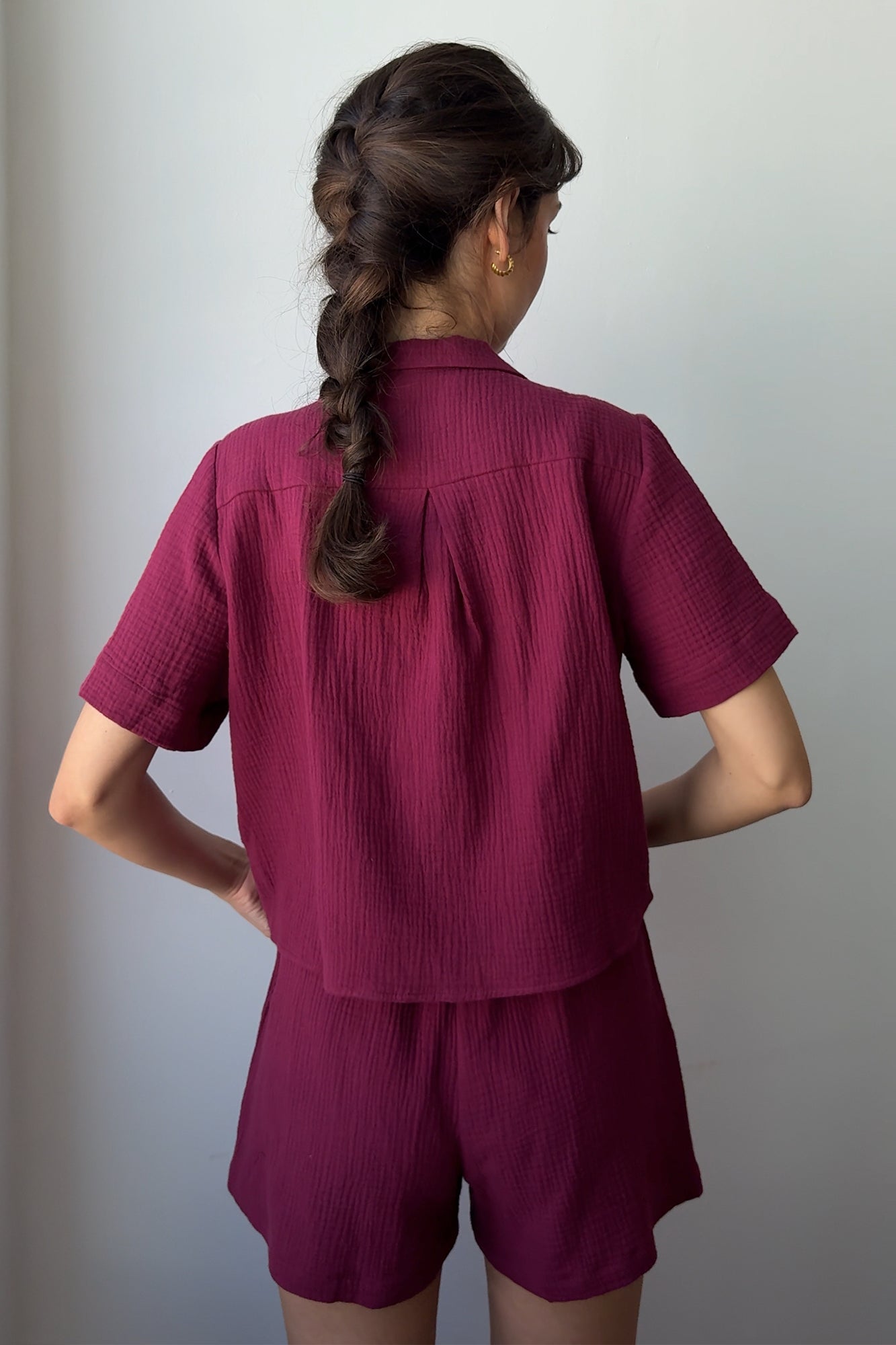 Koszula z muśliniu / 12 / 01 / dark raspberry *szorty-z-muslinu-09-08-dark-raspberry*?Modelka ma 178 cm wzrostu i prezentuje rozmiar XS/S?