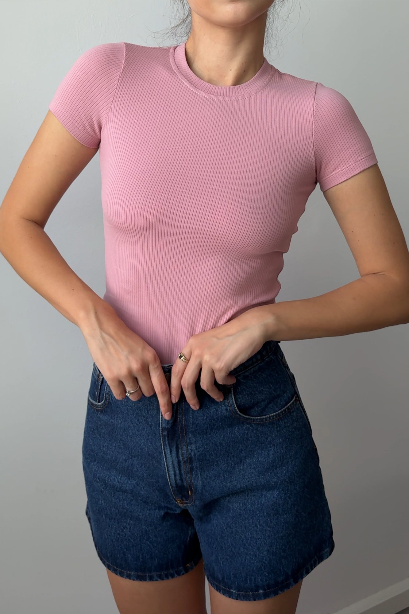 T-shirt z bawełny organicznej / 13 / 04 / raspberry shake ?Modelka ma 178 cm wzrostu i prezentuje rozmiar XS?