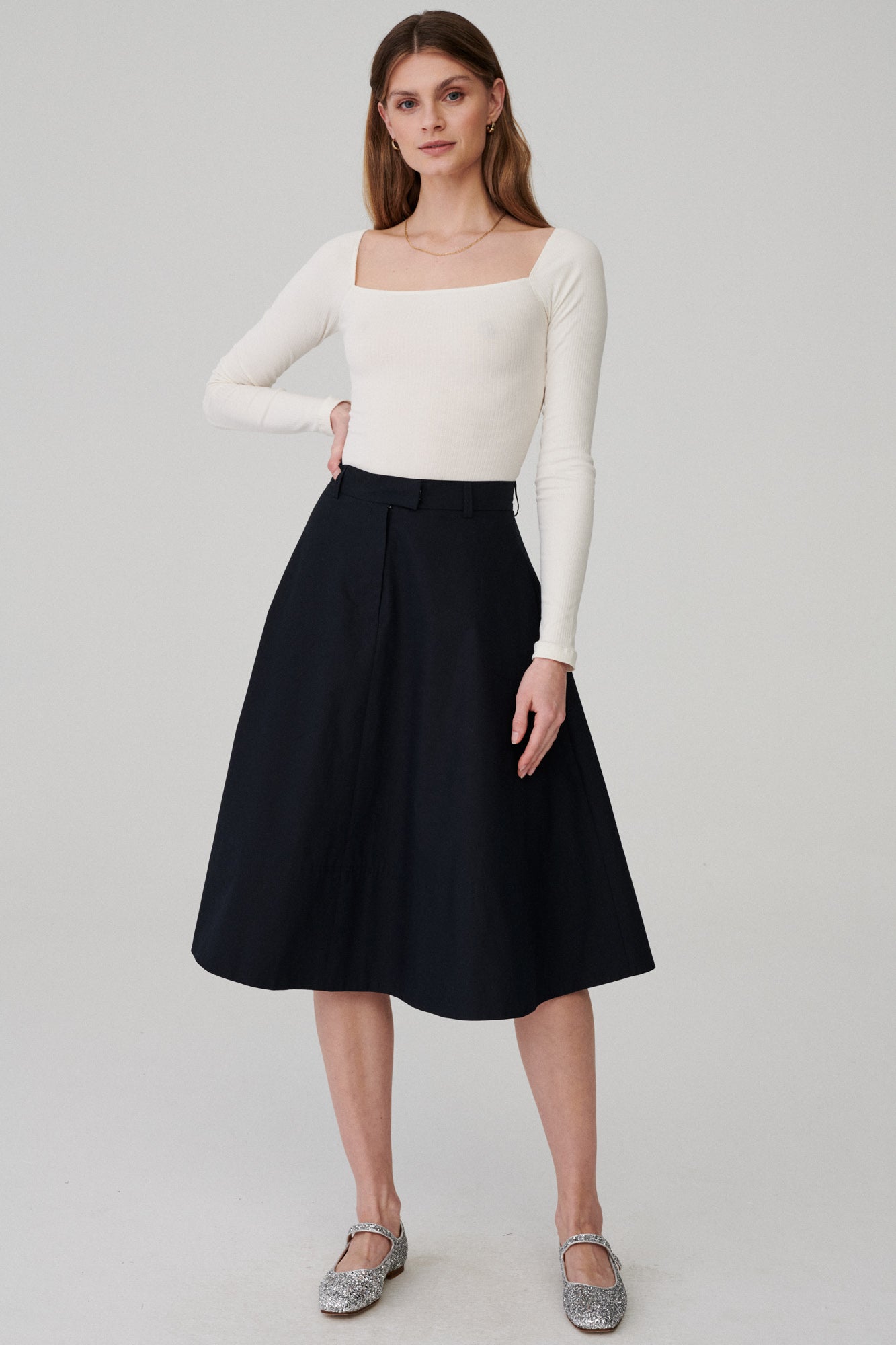 Spódnica z bawełny organicznej / 07 / 06 / onyx black *body-z-bawelny-organicznej-01-03-cream-white* ?Modelka ma 177 cm wzrostu i nosi rozmiar S?