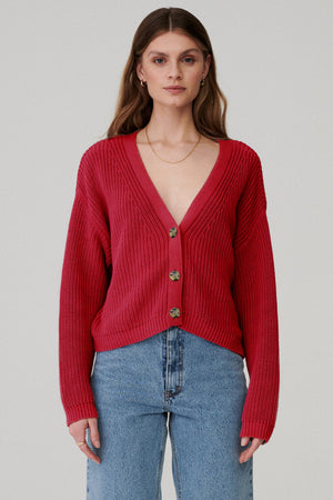 Kardigan z bawełny organicznej / 16 / 06 / orchid red ?Modelka ma 177 cm i nosi rozmiar XS/S?