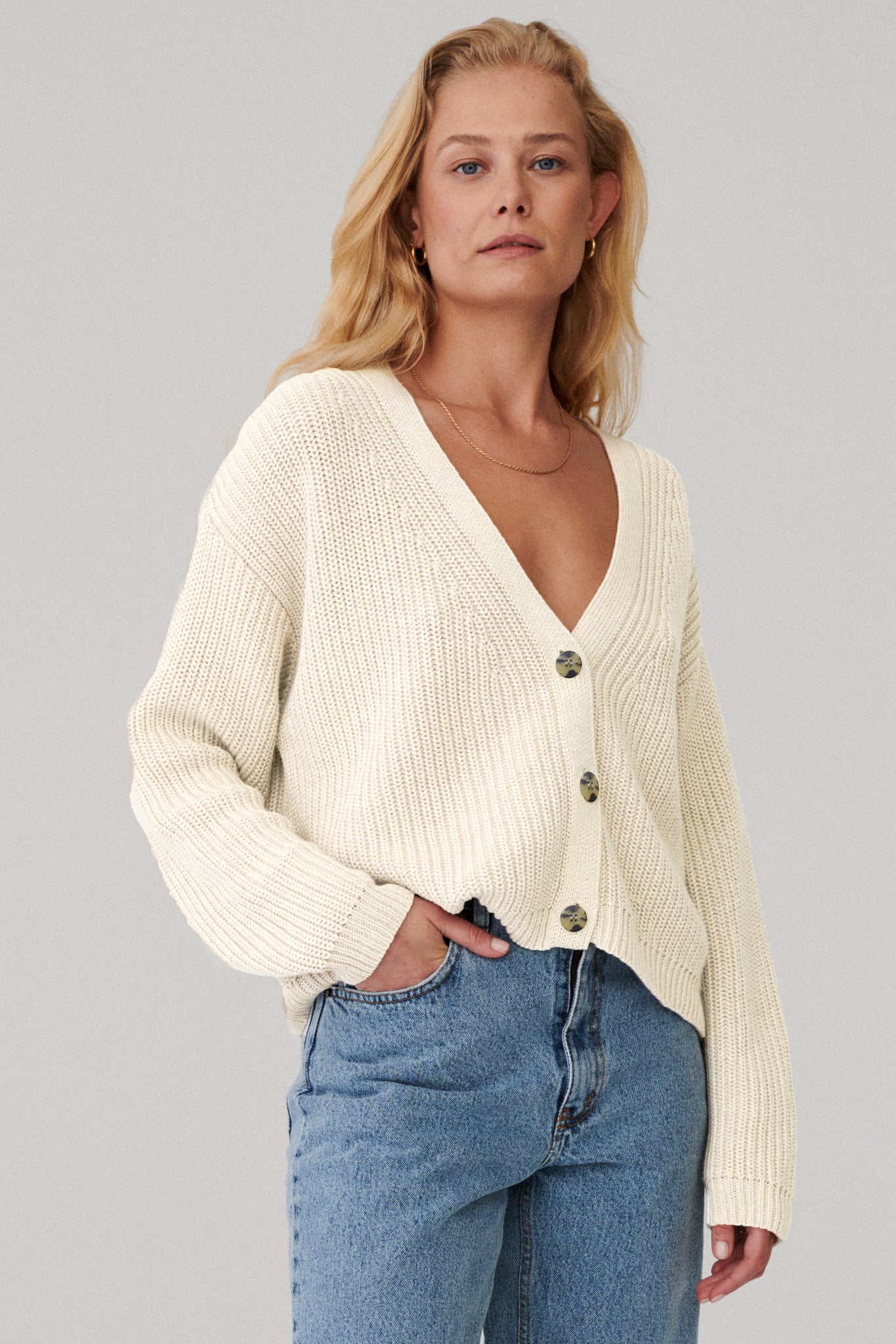 Kardigan z bawełny organicznej / 16 / 06 / cream white ?Modelka ma 173 cm wzrostu i nosi rozmiar XS/S?
