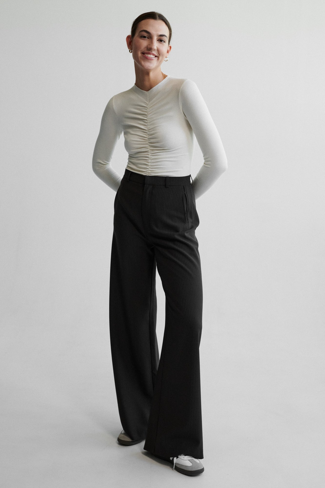 Body z bawełny organicznej / 01 / 37 / cream white *spodnie-z-welny-dziewiczej-05-05-calm-brown* ?Modelka ma 178 cm wzrostu i ma na sobie rozmiar S?