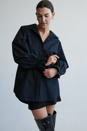 Koszula z bawełny organicznej / 12 / 09 / onyx black *spodnica-z-tencelu-07-07-onyx-black* ?Modelka ma 178 cm wzrostu i ma na sobie rozmiar M/L?