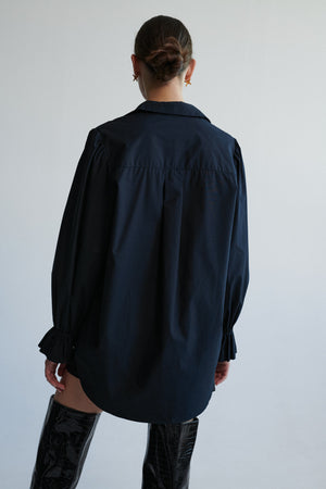 Koszula z bawełny organicznej / 12 / 09 / onyx black  ?Modelka ma 178 cm wzrostu i ma na sobie rozmiar M/L?